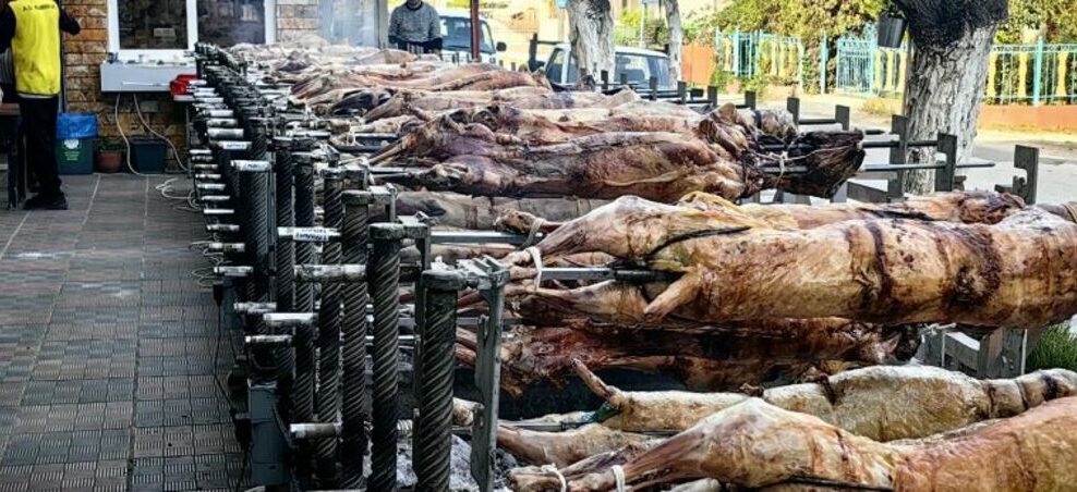 Πάσχα στην Αθήνα: Σούβλες με αρνιά και κοκορέτσια εντυπωσιάζουν τους τουρίστες στο Μοναστηράκι