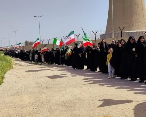 Σε συναγερμό η Τεχεράνη μετά τις απειλές Τραμπ: Ανθρώπινες αλυσίδες σε κρίσιμες υποδομές (Βίντεο)