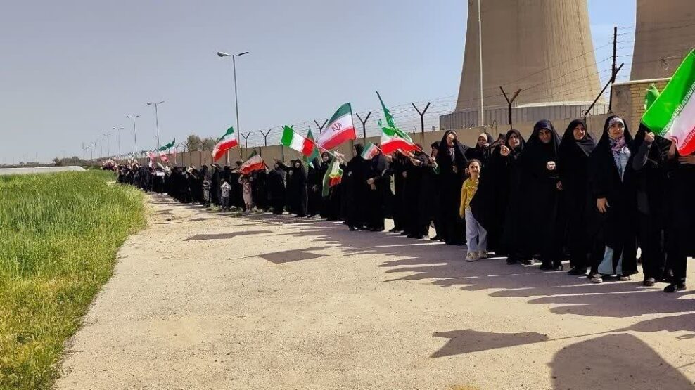 Σε συναγερμό η Τεχεράνη μετά τις απειλές Τραμπ: Ανθρώπινες αλυσίδες σε κρίσιμες υποδομές (Βίντεο)