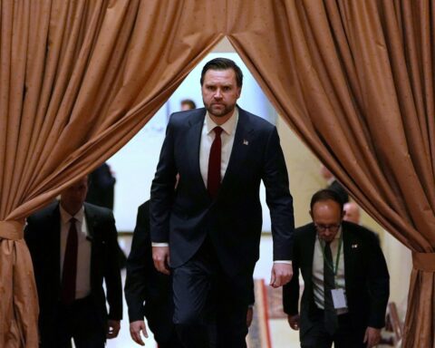 Αναβάλλεται το ταξίδι του Βανς στο Πακιστάν