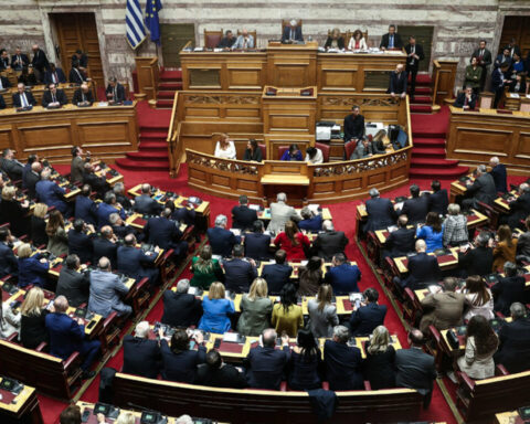 Υπερψηφίστηκε η άρση ασυλίας των 13 βουλευτών της ΝΔ