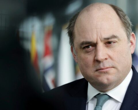 Ο Γουάλας προειδοποιεί: