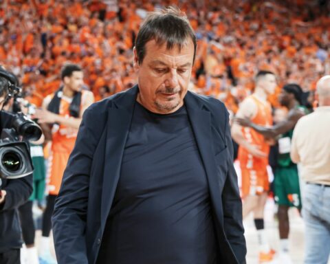 Είναι αργά για… λιθοβολισμό