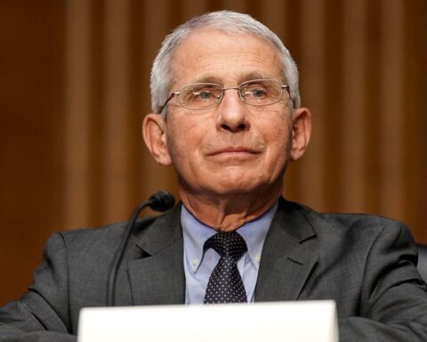 Πράκτορας της CIA κατηγορεί τον Φάουτσι για παρέμβαση σε απόρρητη έρευνα για την προέλευση του COVID-19