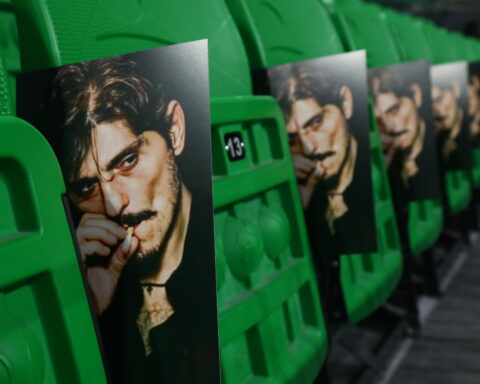 Τη δική του οπτική έδωσε ο Δημήτρης Γιαννακόπουλος, σχετικά με την ενέργεια με τις μάσκες που έχουν πάνω τους το πρόσωπό