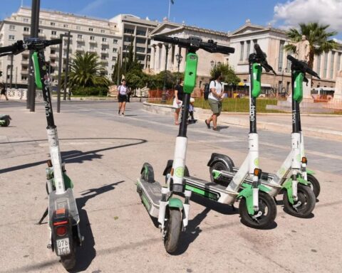 Σαρωτικοί έλεγχοι της Τροχαίας για τα ηλεκτρικά πατίνια