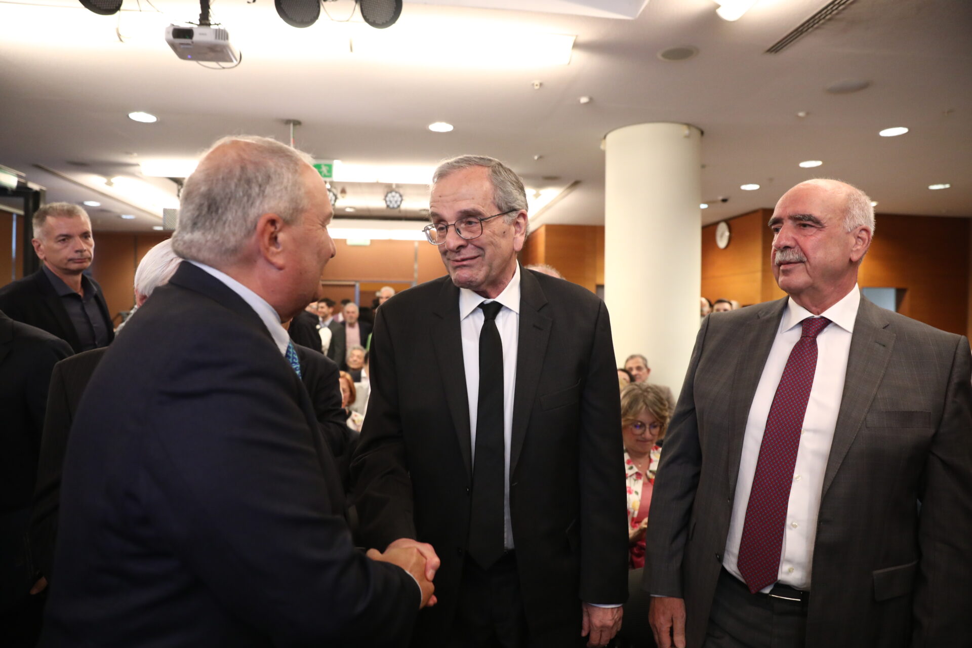 Live η ομιλία Καραμανλή στην παρουσίαση βιβλίου των Αρβανιτόπουλου - Φίλη - Ποιοι έδωσαν το «παρών»