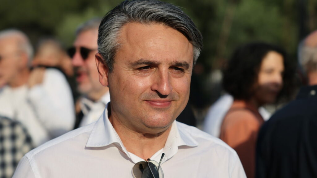 Ποιοι δίνουν το