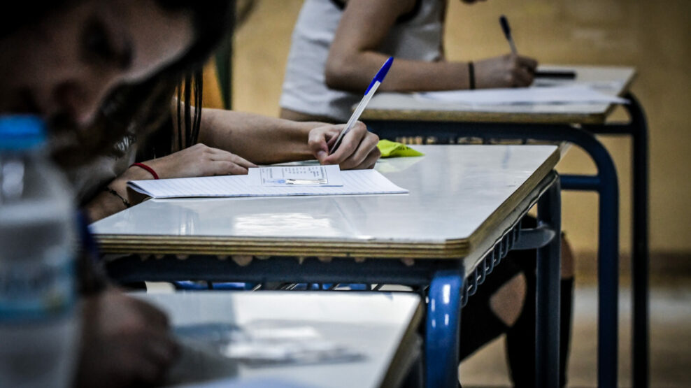 Πανελλήνιες: Όταν οι εξετάσεις χρειάζονται γραμμή βοήθειας, κάτι πάει πολύ λάθος