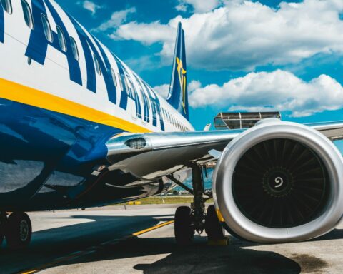 Ryanair: Κλείνει τη βάση στη Θεσσαλονίκη – Μειώσεις και στο Αεροδρόμιο Αθηνών