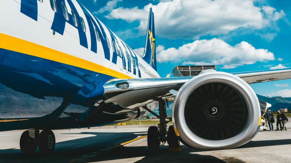 Ryanair: Κλείνει τη βάση στη Θεσσαλονίκη – Μειώσεις και στο Αεροδρόμιο Αθηνών