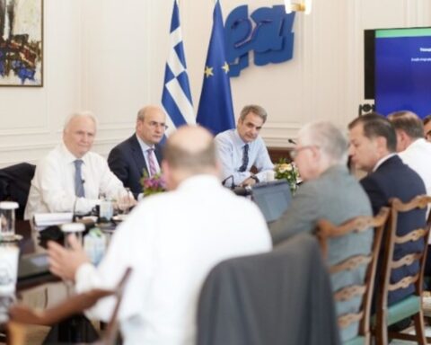 Σύσκεψη στο Μαξίμου για αγροτικές ενισχύσεις και ζωονόσους