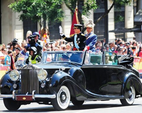 O βασιλιάς Φίλιππος στη συλλεκτική του Rolls Royce Phantom