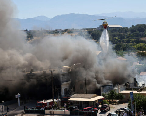 Φωτιά σε αποθήκη ξυλείας στο Ηράκλειο