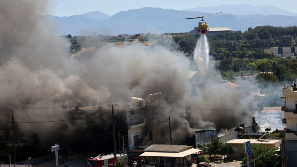 Φωτιά σε αποθήκη ξυλείας στο Ηράκλειο