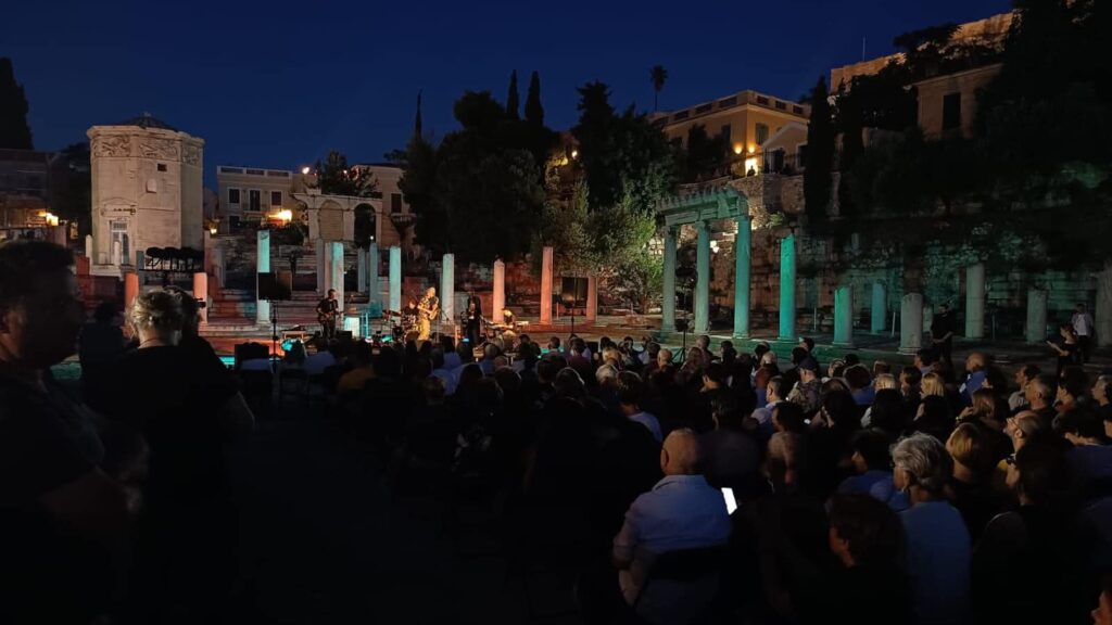 Με μεγάλη επιτυχία πραγματοποιήθηκε η συναυλία των Mode Plagal στη Ρωμαϊκή Αγορά, ανοίγοντας το 1ο Attica Roots Festival, έναν νέο θεσμό, που ήρθε για να μείνει
