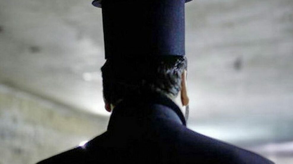 Χειροπέδες σε Μητροπολίτη που επεδείκνυε τα γεννητικά του όργανα