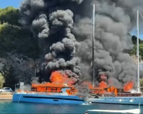 Φωτιά στους Παξούς