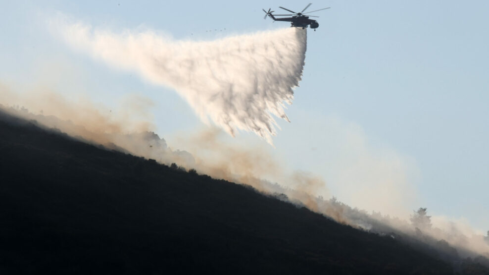 Σε ύφεση η φωτιά στο Ακραίφνιο Βοιωτίας