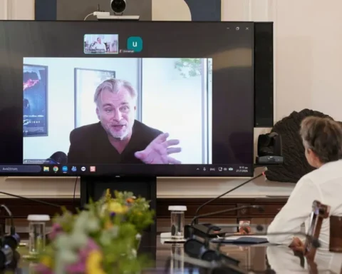 Ο πρωθυπουργός Κυριάκος Μητσοτάκης είχε το απόγευμα της Δευτέρας (28/7) σύντομη τηλεδιάσκεψη με τον πολυβραβευμένο Βρετανό σκηνοθέτη Κρίστοφερ Νόλαν,