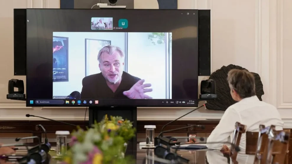Ο πρωθυπουργός Κυριάκος Μητσοτάκης είχε το απόγευμα της Δευτέρας (28/7) σύντομη τηλεδιάσκεψη με τον πολυβραβευμένο Βρετανό σκηνοθέτη Κρίστοφερ Νόλαν,