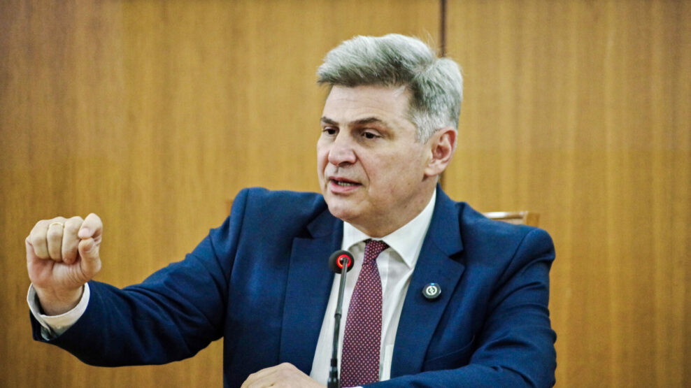 Φαραντούρης για την απόσπαση της συζύγου του