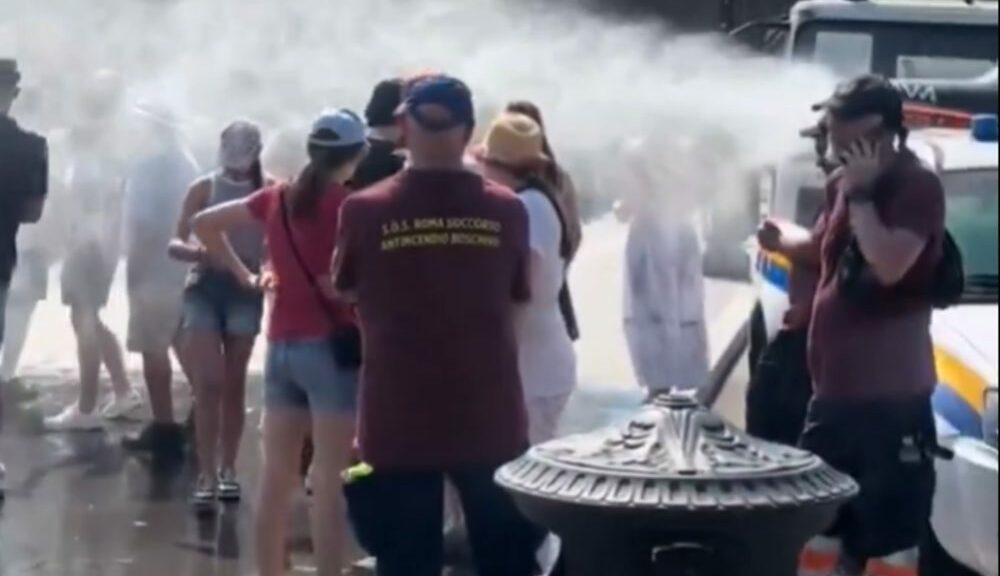 Στους 40°C η Ρώμη: Ψεκασμοί με νερό και δωρεάν μπουκάλια για τους τουρίστες έξω από το Κολοσσαίο