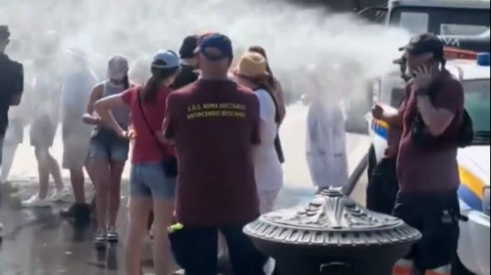Στους 40°C η Ρώμη: Ψεκασμοί με νερό και δωρεάν μπουκάλια για τους τουρίστες έξω από το Κολοσσαίο