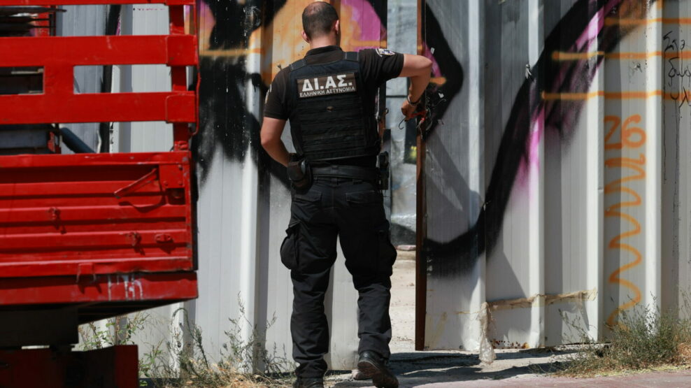 Θρίλερ στην Κυψέλη: Σε γυναίκα ανήκει η σορός που βρέθηκε σε βαλίτσα σε εγκαταλελειμμένο κτίριο