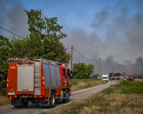 Φωτιά στη Σουρωτή Θεσσαλονίκης