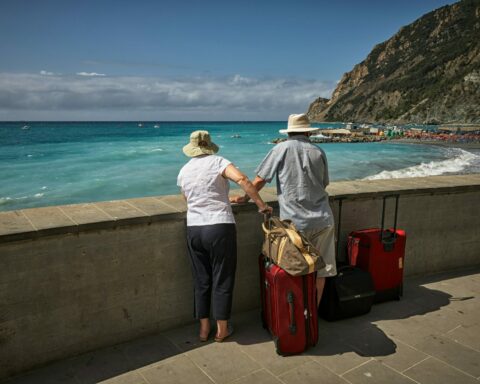 Περισσότερα ταξίδια και υψηλότερες δαπάνες για τους Έλληνες το 2025