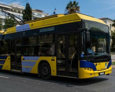 Σύγκρουση λεωφορείου με τρόλεϊ στην Πανεπιστημίου