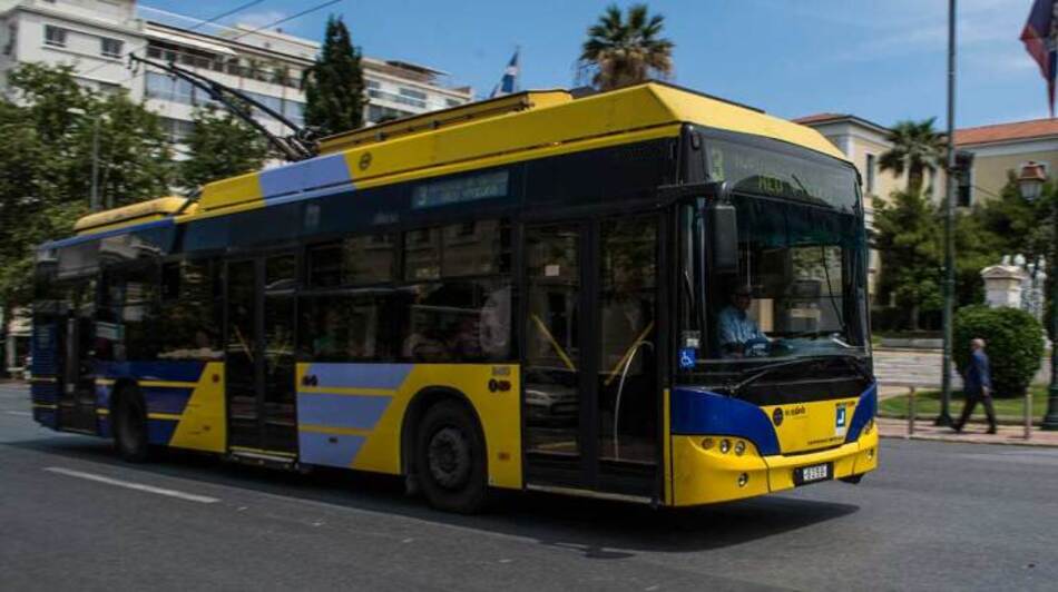 Σύγκρουση λεωφορείου με τρόλεϊ στην Πανεπιστημίου
