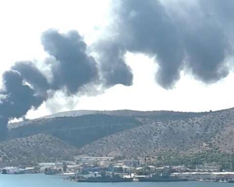 Φωτιά κοντά στον ναύσταθμο Σαλαμίνας – Ηχησε το 112 για εκκένωση οικισμών (Βίντεο)