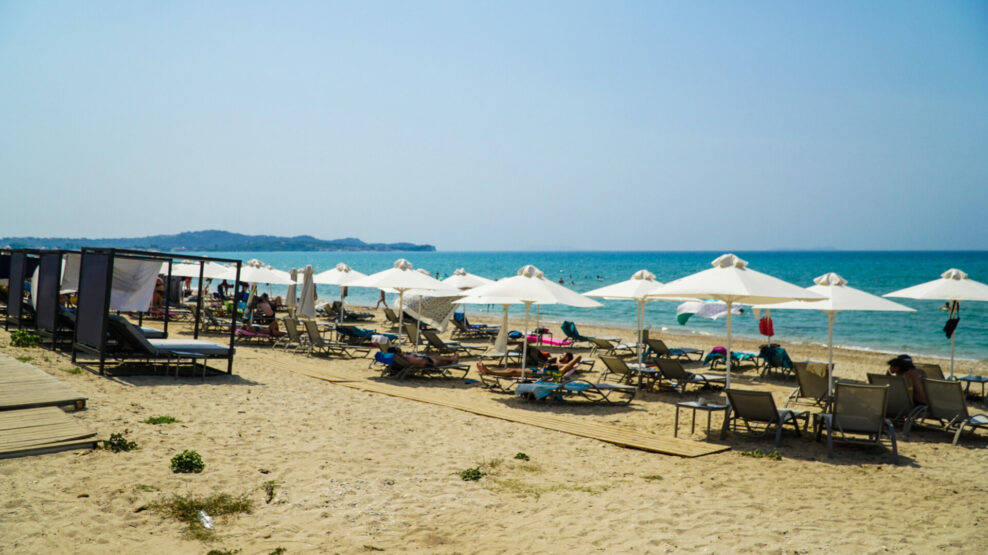 Ξαπλώστρες σε παραλία της Κέρκυρας