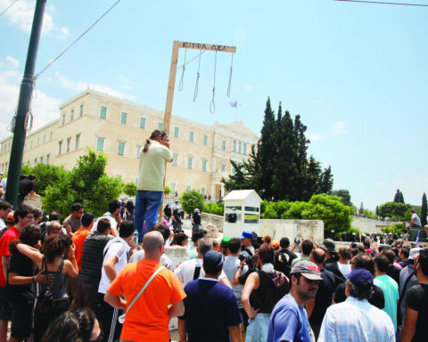 Οι κρεμάλες στην πλατεία Συντάγματος κατά τις διαδηλώσεις του 2011
