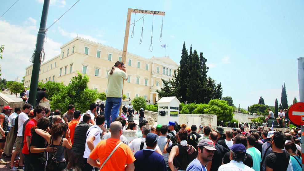Οι κρεμάλες στην πλατεία Συντάγματος κατά τις διαδηλώσεις του 2011