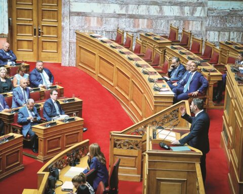 Ο Κυριάκος Μητσοτάκης και ο Νίκος Ανδρουλάκης στη συζήτηση για την αναθεώρηση του συντάγματος