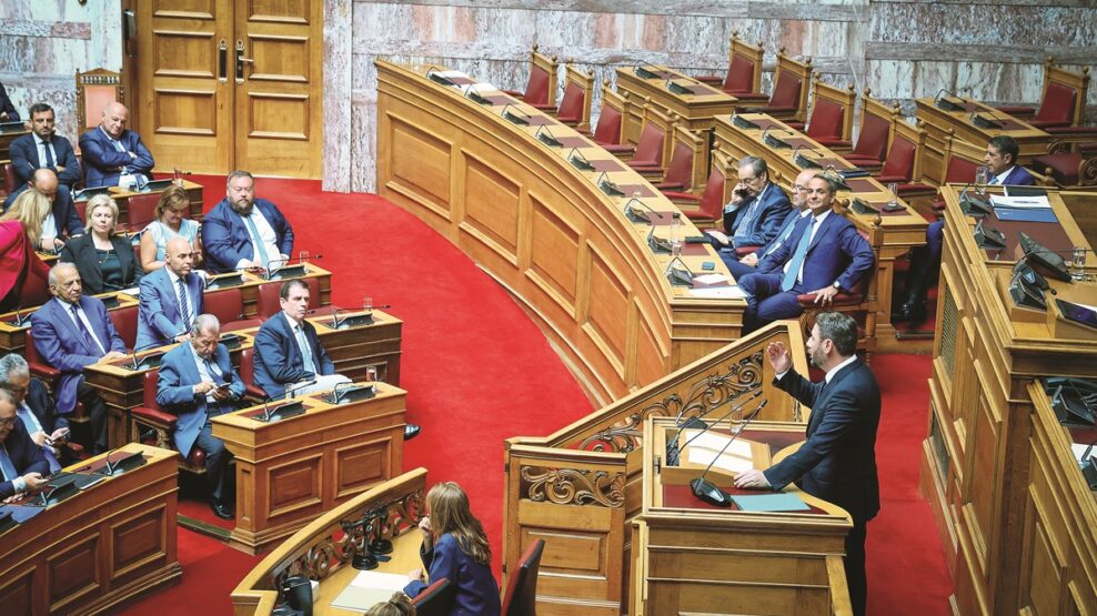 Ο Κυριάκος Μητσοτάκης και ο Νίκος Ανδρουλάκης στη συζήτηση για την αναθεώρηση του συντάγματος