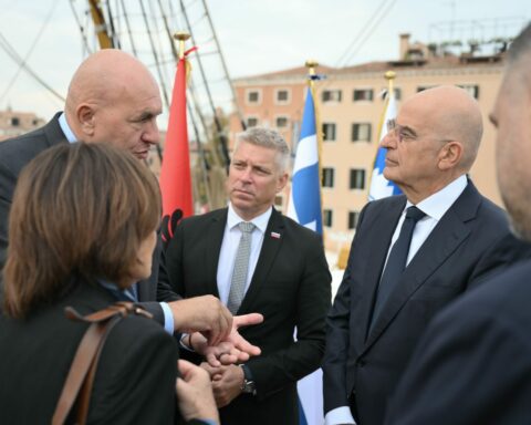 Δένδιας: