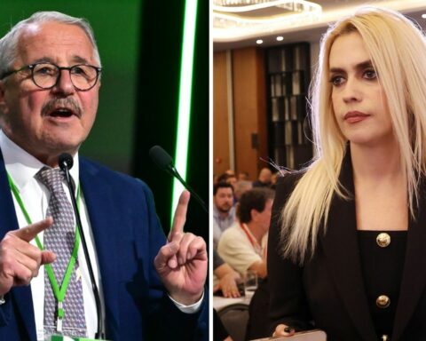 Κάθετος διάδρομος ΕΛΑΣ ΠΑΣΟΚ
