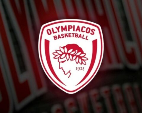 Στη δημόσια συζήτηση για την επέμβαση του Ματίας Λεσόρ από τον Ολλανδό ορθοπεδικό Νικ βαν Ντάικ παρενέβη η ΚΑΕ Ολυμπιακός, δίνοντας τη δική της εκδοχή για όσα συνέβησαν τον περασμένο Νοέμβριο. Οι «ερυθρόλευκοι» υποστηρίζουν ότι είχαν δώσει την έγκρισή τους προκειμένου ο Ολλανδός γιατρός, με τον οποίο συνεργάζονται αποκλειστικά στην Ελλάδα, να αναλάβει τον Γάλλο σέντερ του Παναθηναϊκού. «Ο Παναθηναϊκός και ο εκπρόσωπος του παίκτη απευθύνθηκαν στον Βαν Ντάικ» Σύμφωνα με την ανακοίνωση της ΚΑΕ Ολυμπιακός, τόσο η ΚΑΕ Παναθηναϊκός όσο και ο εκπρόσωπος του Ματίας Λεσόρ είχαν απευθυνθεί στον Νικ βαν Ντάικ για την αποκατάσταση του προβλήματος του αθλητή. Όπως αναφέρει η «ερυθρόλευκη» ΚΑΕ, ο Ολλανδός καθηγητής ενημέρωσε την πλευρά του παίκτη ότι στην Ελλάδα έχει αποκλειστική συνεργασία με τον Ολυμπιακό και πως μπορούσε να αναλάβει τον Λεσόρ μόνο κατόπιν ειδικής άδειας. Η ΚΑΕ Ολυμπιακός υποστηρίζει ότι ο πρόεδρος της ΚΑΕ Παναθηναϊκός επικοινώνησε με τον αντιπρόεδρό της και ζήτησε τη σχετική άδεια, ενώ αντίστοιχη επικοινωνία υπήρξε και από την πλευρά του εκπροσώπου του παίκτη. Η έγκριση του Γιώργου Αγγελόπουλου Όπως αναφέρεται στην ανακοίνωση, ο Γιώργος Αγγελόπουλος έδωσε άμεσα την έγκρισή του και επικοινώνησε προσωπικά με τον Νικ βαν Ντάικ προκειμένου να τον ενημερώσει. Η ΚΑΕ Ολυμπιακός υπογραμμίζει παράλληλα ότι η υγεία ενός αθλητή, αλλά και κάθε ανθρώπου, αποτελεί για την ίδια αδιαπραγμάτευτη προτεραιότητα. Η αιχμηρή απάντηση στον Παναθηναϊκό Στην ανακοίνωσή της, η ΚΑΕ Ολυμπιακός αφήνει αιχμές κατά της ΚΑΕ Παναθηναϊκός και του ιδιοκτήτη της, με αφορμή τις πρόσφατες καταγγελίες από την πλευρά των «πράσινων». «Κατανοούμε την εμμονή της ΚΑΕ Παναθηναϊκός και του ιδιοκτήτη της κατά του Ολυμπιακού και των μελών του», αναφέρει χαρακτηριστικά, κατηγορώντας την άλλη πλευρά ότι δεν ενημέρωσε το φίλαθλο κοινό για όσα, σύμφωνα με την «ερυθρόλευκη» ΚΑΕ, είχαν προηγηθεί σχετικά με την επέμβαση του Λεσόρ. Η ανακοίνωση καταλήγει με νέα αιχμή προς την πλευρά του Παναθηναϊκού, αναφέροντας ότι, «στον άπλετο χρόνο που έχετε για να συντάσσετε αβάσιμες καταγγελίες, θα μπορούσατε να συντάξετε κι ένα μικρό ευχαριστήριο για ένα τόσο σοβαρό και λεπτό θέμα».