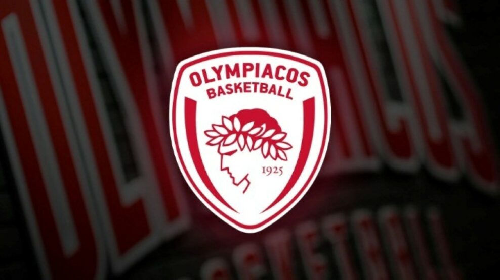 Στη δημόσια συζήτηση για την επέμβαση του Ματίας Λεσόρ από τον Ολλανδό ορθοπεδικό Νικ βαν Ντάικ παρενέβη η ΚΑΕ Ολυμπιακός, δίνοντας τη δική της εκδοχή για όσα συνέβησαν τον περασμένο Νοέμβριο. Οι «ερυθρόλευκοι» υποστηρίζουν ότι είχαν δώσει την έγκρισή τους προκειμένου ο Ολλανδός γιατρός, με τον οποίο συνεργάζονται αποκλειστικά στην Ελλάδα, να αναλάβει τον Γάλλο σέντερ του Παναθηναϊκού. «Ο Παναθηναϊκός και ο εκπρόσωπος του παίκτη απευθύνθηκαν στον Βαν Ντάικ» Σύμφωνα με την ανακοίνωση της ΚΑΕ Ολυμπιακός, τόσο η ΚΑΕ Παναθηναϊκός όσο και ο εκπρόσωπος του Ματίας Λεσόρ είχαν απευθυνθεί στον Νικ βαν Ντάικ για την αποκατάσταση του προβλήματος του αθλητή. Όπως αναφέρει η «ερυθρόλευκη» ΚΑΕ, ο Ολλανδός καθηγητής ενημέρωσε την πλευρά του παίκτη ότι στην Ελλάδα έχει αποκλειστική συνεργασία με τον Ολυμπιακό και πως μπορούσε να αναλάβει τον Λεσόρ μόνο κατόπιν ειδικής άδειας. Η ΚΑΕ Ολυμπιακός υποστηρίζει ότι ο πρόεδρος της ΚΑΕ Παναθηναϊκός επικοινώνησε με τον αντιπρόεδρό της και ζήτησε τη σχετική άδεια, ενώ αντίστοιχη επικοινωνία υπήρξε και από την πλευρά του εκπροσώπου του παίκτη. Η έγκριση του Γιώργου Αγγελόπουλου Όπως αναφέρεται στην ανακοίνωση, ο Γιώργος Αγγελόπουλος έδωσε άμεσα την έγκρισή του και επικοινώνησε προσωπικά με τον Νικ βαν Ντάικ προκειμένου να τον ενημερώσει. Η ΚΑΕ Ολυμπιακός υπογραμμίζει παράλληλα ότι η υγεία ενός αθλητή, αλλά και κάθε ανθρώπου, αποτελεί για την ίδια αδιαπραγμάτευτη προτεραιότητα. Η αιχμηρή απάντηση στον Παναθηναϊκό Στην ανακοίνωσή της, η ΚΑΕ Ολυμπιακός αφήνει αιχμές κατά της ΚΑΕ Παναθηναϊκός και του ιδιοκτήτη της, με αφορμή τις πρόσφατες καταγγελίες από την πλευρά των «πράσινων». «Κατανοούμε την εμμονή της ΚΑΕ Παναθηναϊκός και του ιδιοκτήτη της κατά του Ολυμπιακού και των μελών του», αναφέρει χαρακτηριστικά, κατηγορώντας την άλλη πλευρά ότι δεν ενημέρωσε το φίλαθλο κοινό για όσα, σύμφωνα με την «ερυθρόλευκη» ΚΑΕ, είχαν προηγηθεί σχετικά με την επέμβαση του Λεσόρ. Η ανακοίνωση καταλήγει με νέα αιχμή προς την πλευρά του Παναθηναϊκού, αναφέροντας ότι, «στον άπλετο χρόνο που έχετε για να συντάσσετε αβάσιμες καταγγελίες, θα μπορούσατε να συντάξετε κι ένα μικρό ευχαριστήριο για ένα τόσο σοβαρό και λεπτό θέμα».